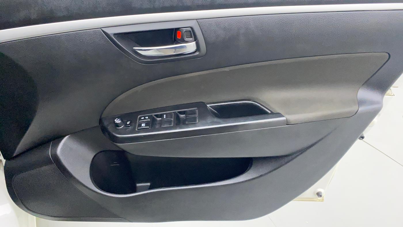 2016 Maruti Swift VXI OPT, Petrol, Manual, 30,028 km, Driver Side Door Panels Control