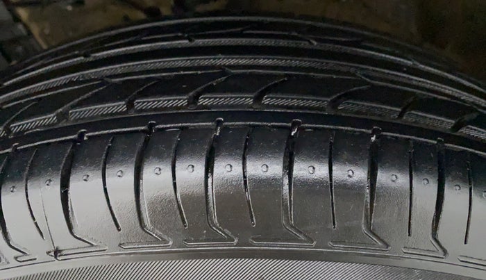 2016 Maruti Swift VXI OPT, Petrol, Manual, 30,028 km, Left Front Tyre Tread