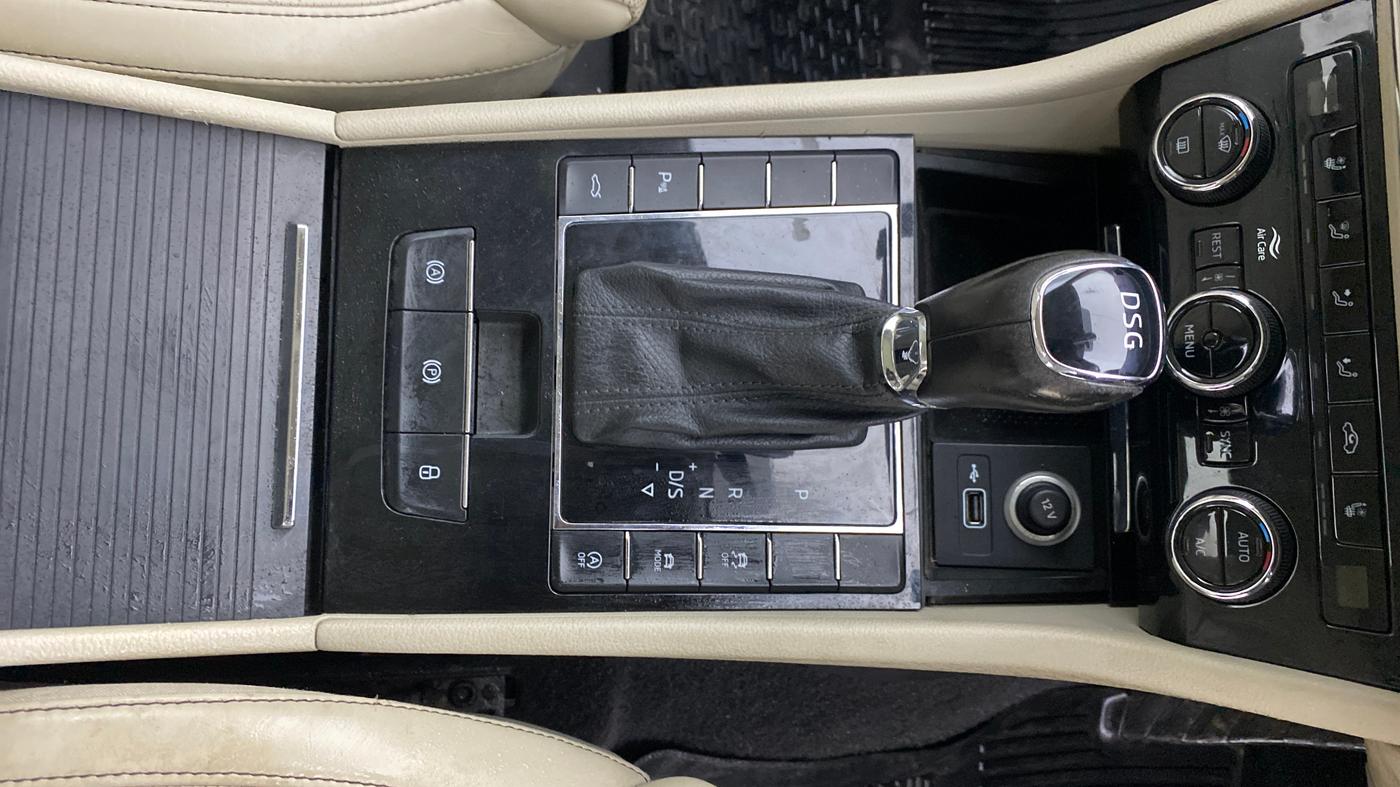 2020 Skoda Superb L&K 2.0 TSI AT, Petrol, Automatic, 86,208 km, Gear Lever