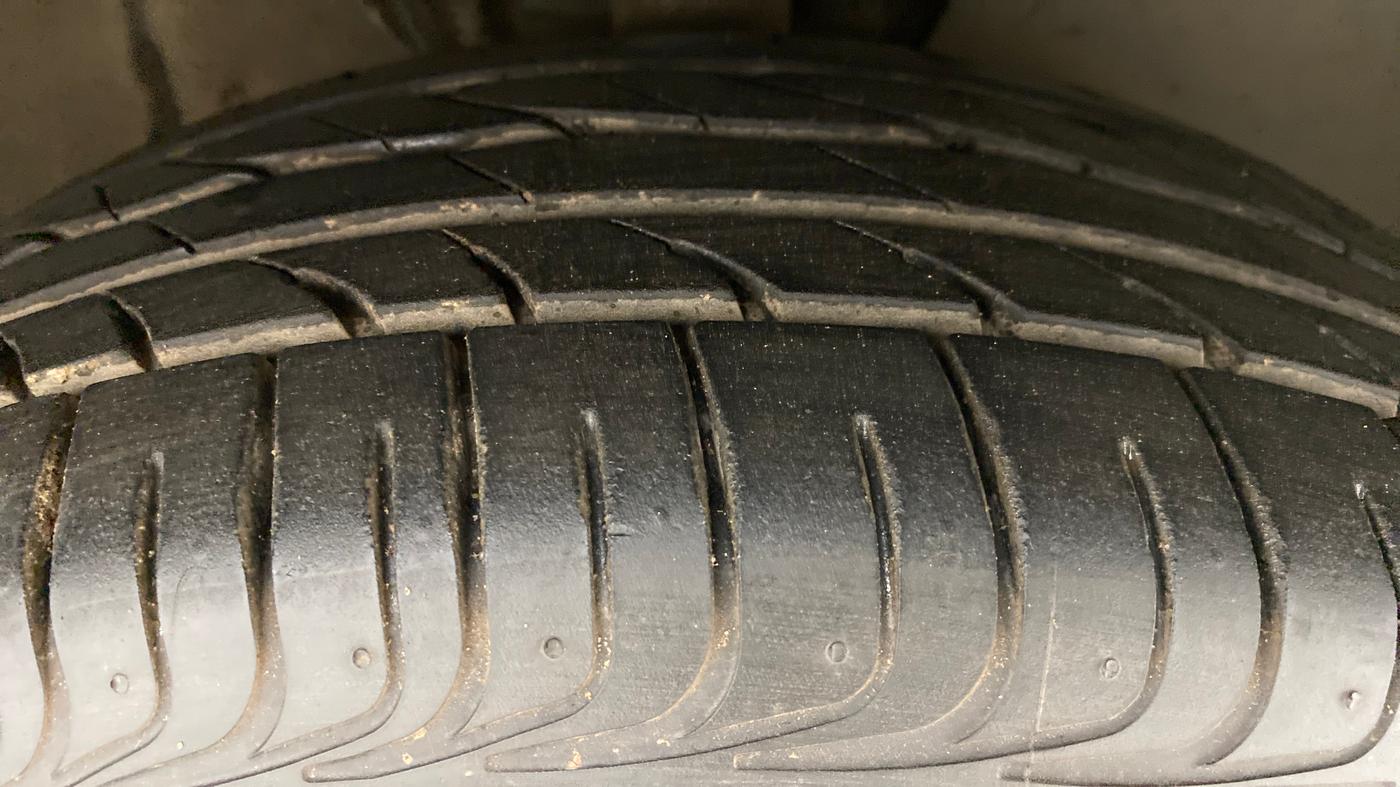 2015 Volkswagen Vento HIGHLINE TDI AT, Diesel, Automatic, 75,377 km, Right Front Tyre Tread
