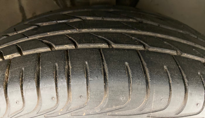2015 Volkswagen Vento HIGHLINE TDI AT, Diesel, Automatic, 75,377 km, Right Front Tyre Tread