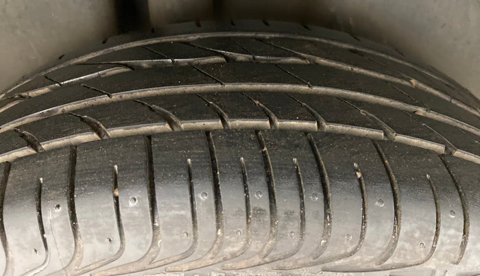 2015 Volkswagen Vento HIGHLINE TDI AT, Diesel, Automatic, 75,377 km, Right Rear Tyre Tread