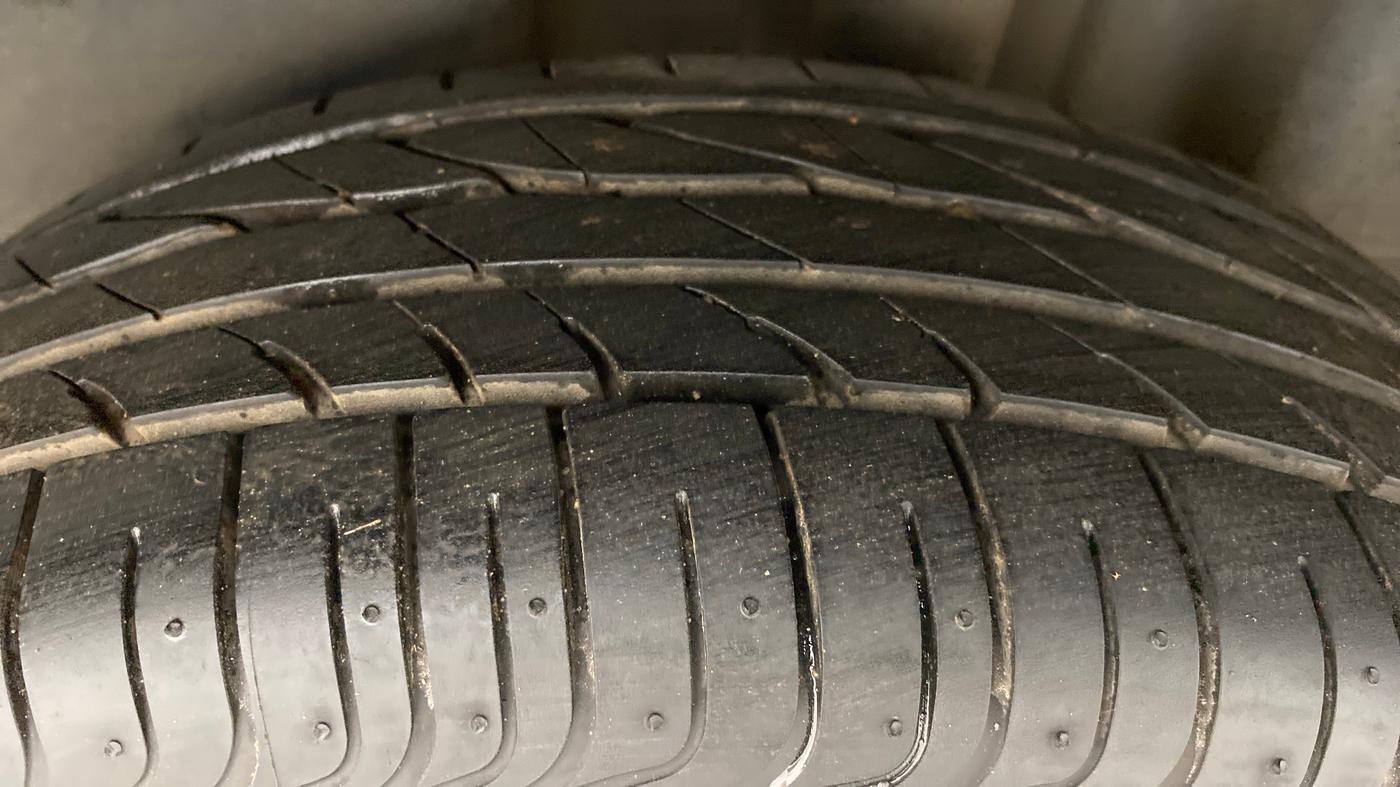2015 Volkswagen Vento HIGHLINE TDI AT, Diesel, Automatic, 75,377 km, Left Rear Tyre Tread