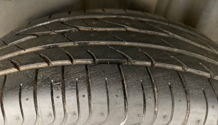 2015 Volkswagen Vento HIGHLINE TDI AT, Diesel, Automatic, 75,377 km, Left Rear Tyre Tread