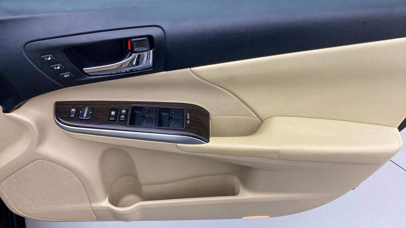 2016 Toyota Camry HYBRID, Hybrid, Automatic, 80,076 km, Driver Side Door Panels Control