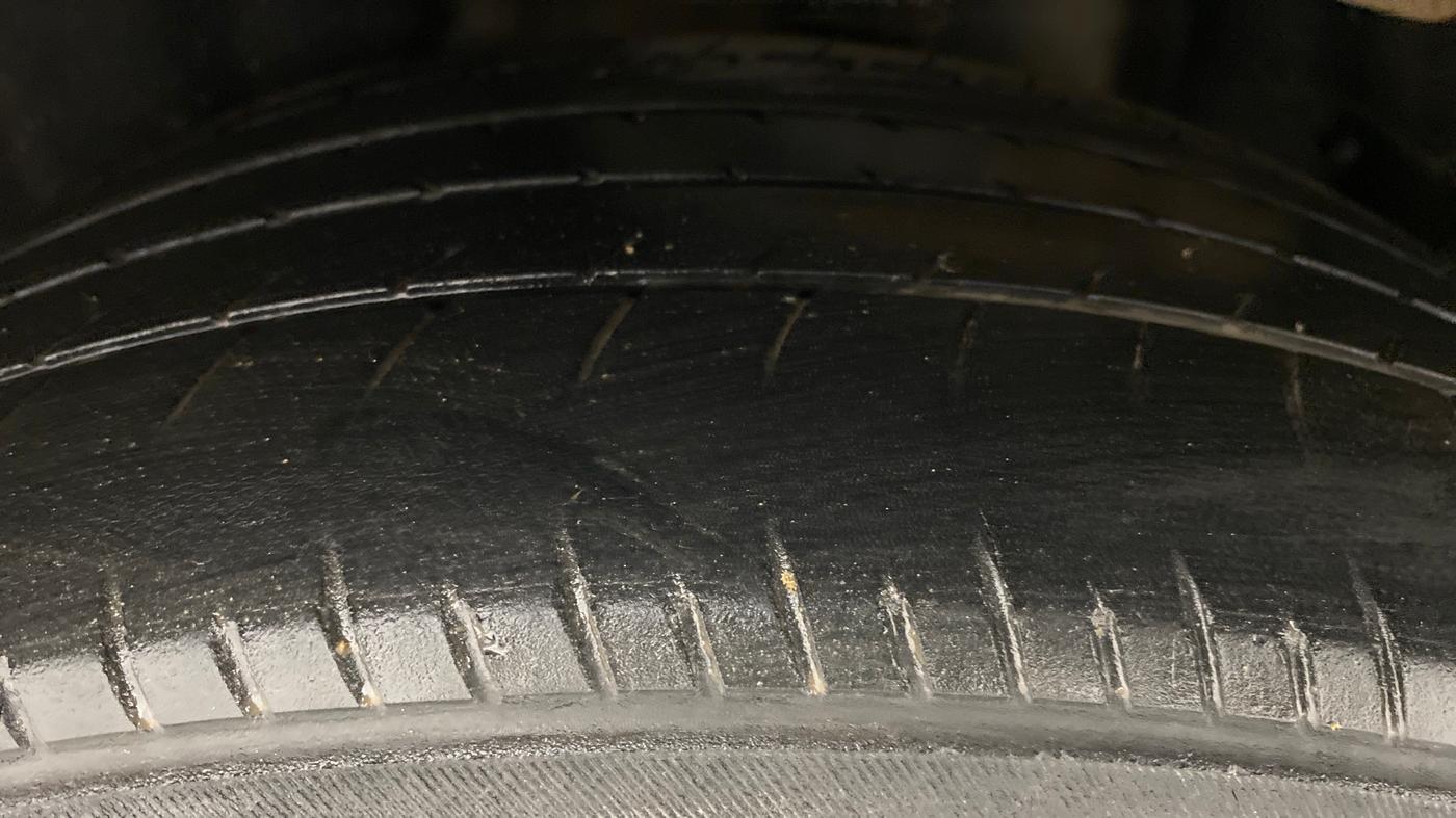 2016 Toyota Camry HYBRID, Hybrid, Automatic, 80,076 km, Left Rear Tyre Tread