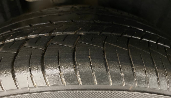 2016 Toyota Camry HYBRID, Hybrid, Automatic, 80,076 km, Right Rear Tyre Tread