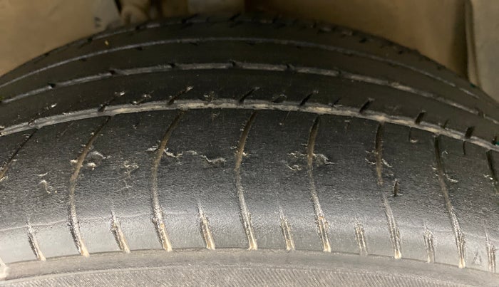 2016 Toyota Camry HYBRID, Hybrid, Automatic, 80,076 km, Left Front Tyre Tread