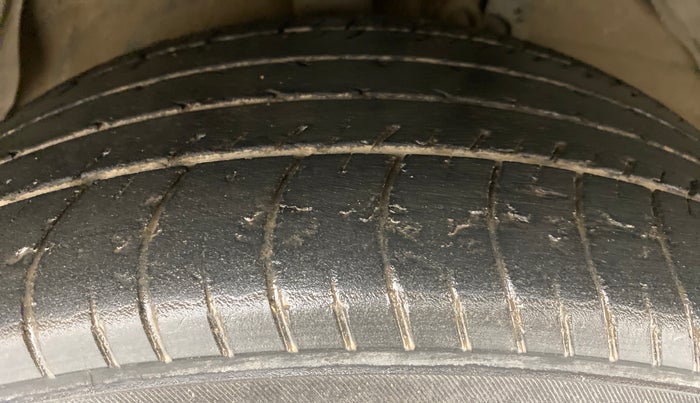2016 Toyota Camry HYBRID, Hybrid, Automatic, 80,076 km, Right Front Tyre Tread