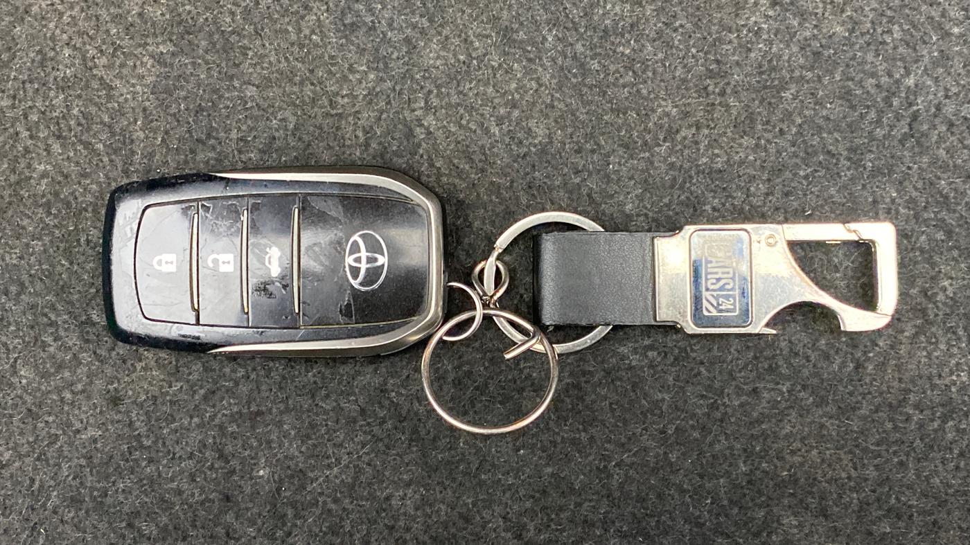 2016 Toyota Camry HYBRID, Hybrid, Automatic, 80,076 km, Key Close Up