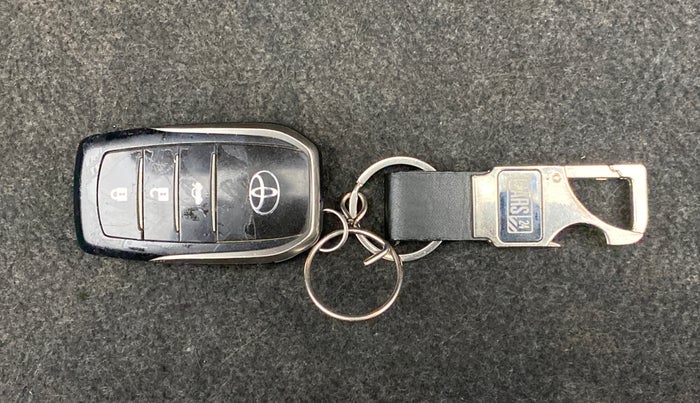 2016 Toyota Camry HYBRID, Hybrid, Automatic, 80,076 km, Key Close Up
