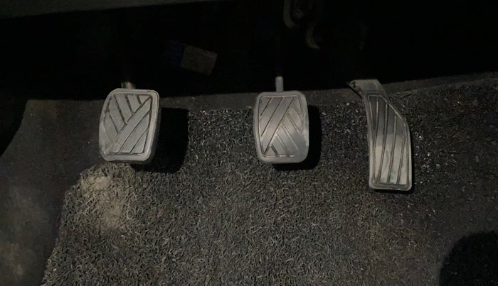 2017 Maruti Swift VXI O, CNG, Manual, 1,20,150 km, Pedals