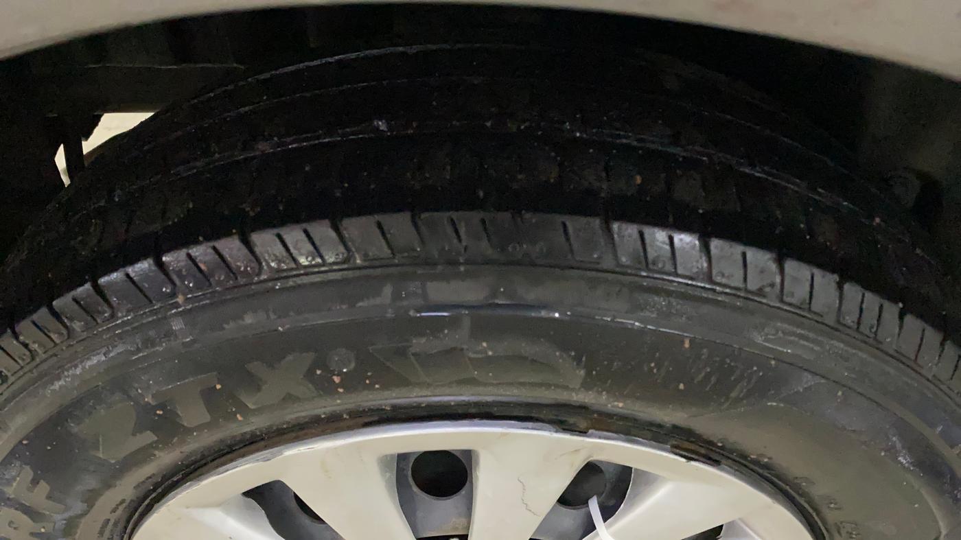 2017 Maruti Swift VXI O, CNG, Manual, 1,20,150 km, Right Rear Tyre Tread