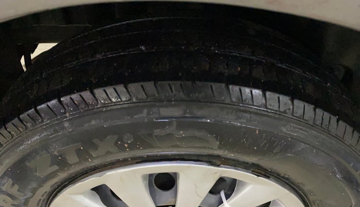 2017 Maruti Swift VXI O, CNG, Manual, 1,20,150 km, Right Rear Tyre Tread