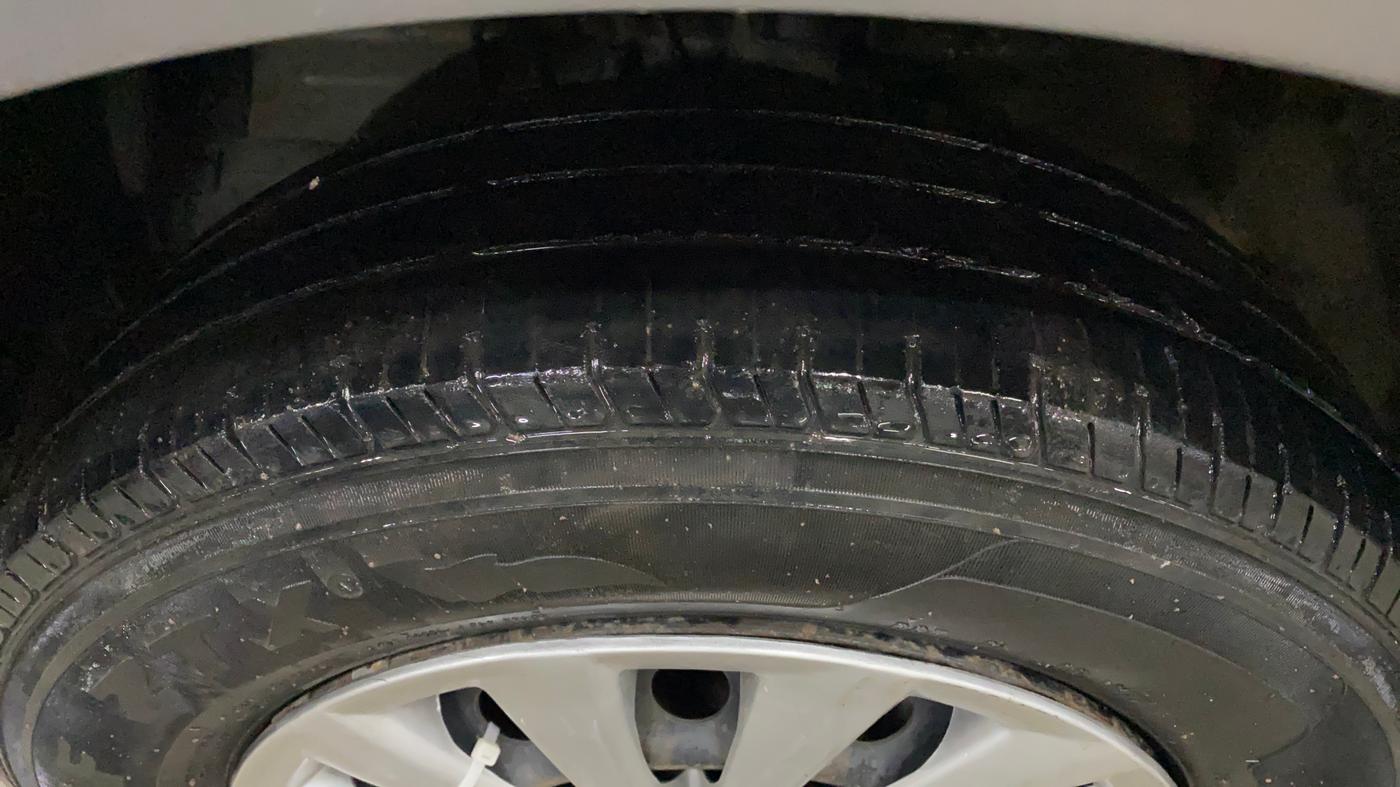2017 Maruti Swift VXI O, CNG, Manual, 1,20,150 km, Left Front Tyre Tread