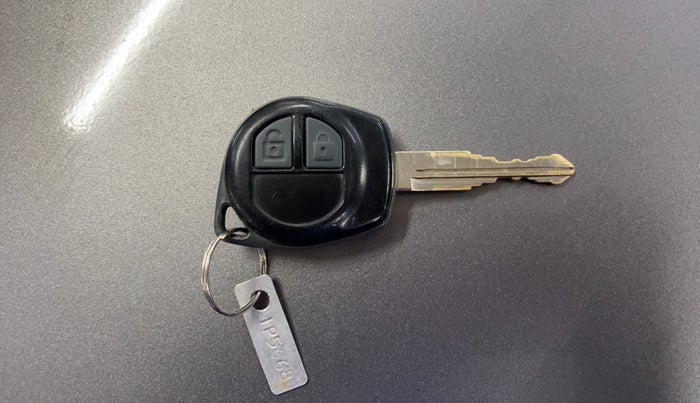 2017 Maruti Swift VXI O, CNG, Manual, 1,20,150 km, Key Close Up