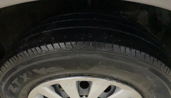 2017 Maruti Swift VXI O, CNG, Manual, 1,20,150 km, Right Front Tyre Tread