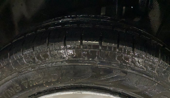 2017 Maruti Swift VXI O, CNG, Manual, 1,20,150 km, Left Rear Tyre Tread