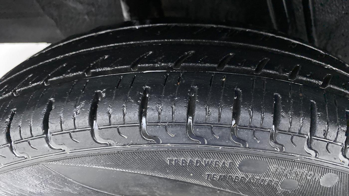 2018 Renault Kwid 1.0 RXT Opt, Petrol, Manual, 31,610 km, Right Rear Tyre Tread