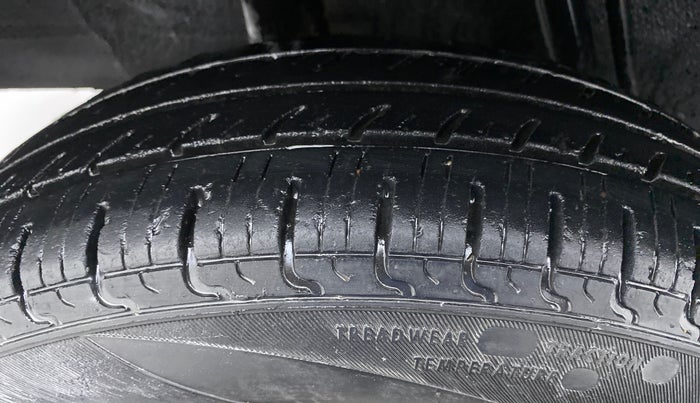 2018 Renault Kwid 1.0 RXT Opt, Petrol, Manual, 31,610 km, Right Rear Tyre Tread