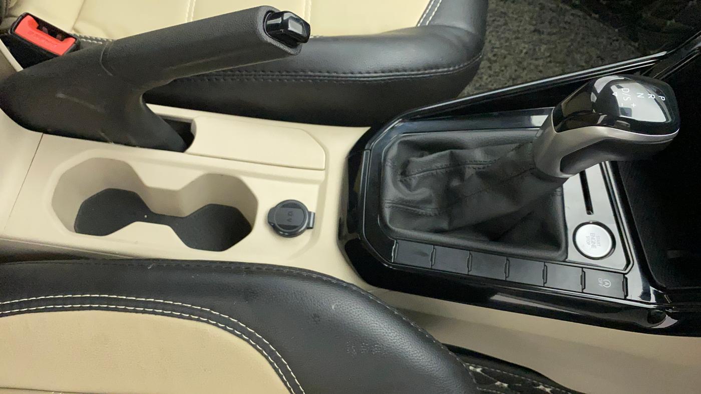 2022 Volkswagen VIRTUS HIGHLINE TSI 1.0 AT, Petrol, Automatic, 19,041 km, Gear Lever