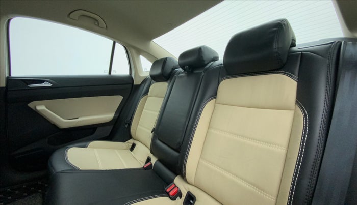 2022 Volkswagen VIRTUS HIGHLINE TSI 1.0 AT, Petrol, Automatic, 19,041 km, Right Side Rear Door Cabin