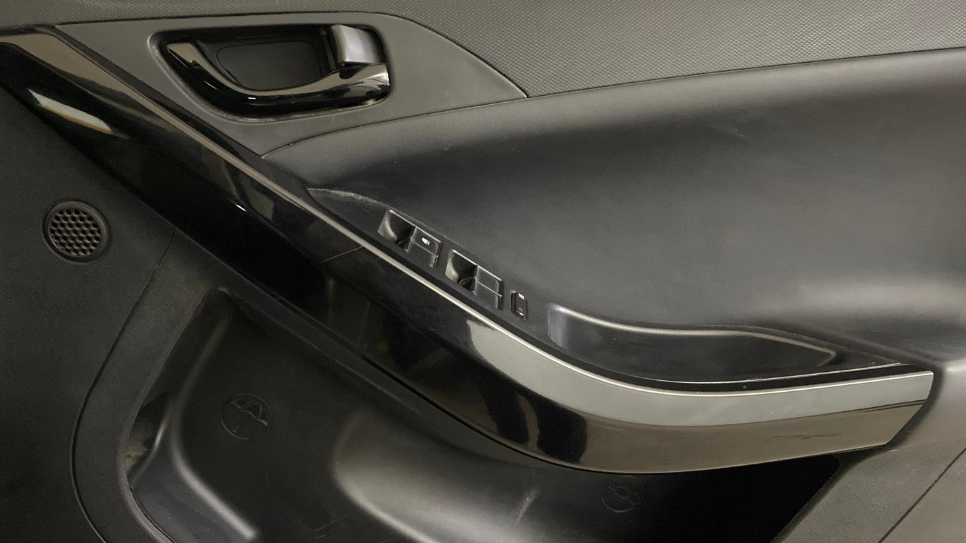 2022 Tata NEXON XZ PLUS PETROL KAZIRANGA, Petrol, Manual, 1,03,485 km, Driver Side Door Panels Control