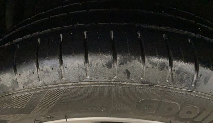 2016 Maruti Ciaz ZXI+ AT, Petrol, Automatic, 80,619 km, Left Front Tyre Tread