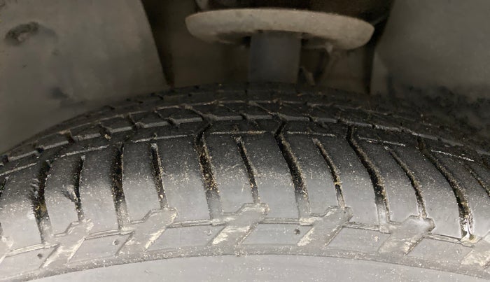 2019 Mahindra XUV500 W9, Diesel, Manual, 93,825 km, Left Front Tyre Tread