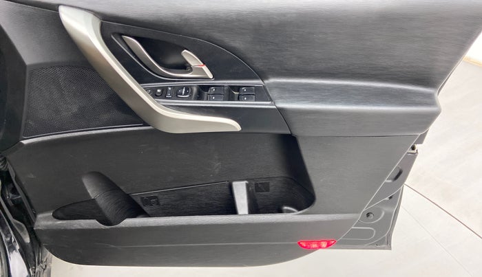 2019 Mahindra XUV500 W9, Diesel, Manual, 93,825 km, Driver Side Door Panels Control