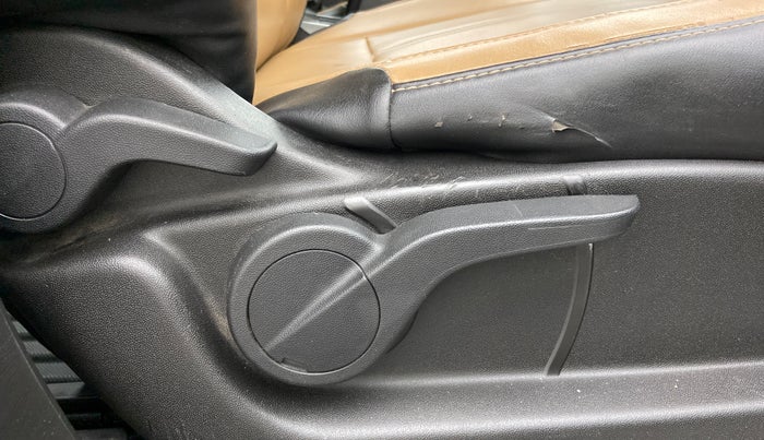 2019 Mahindra XUV500 W9, Diesel, Manual, 93,825 km, Driver Side Adjustment Panel