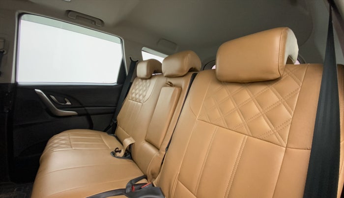 2019 Mahindra XUV500 W9, Diesel, Manual, 93,825 km, Right Side Rear Door Cabin