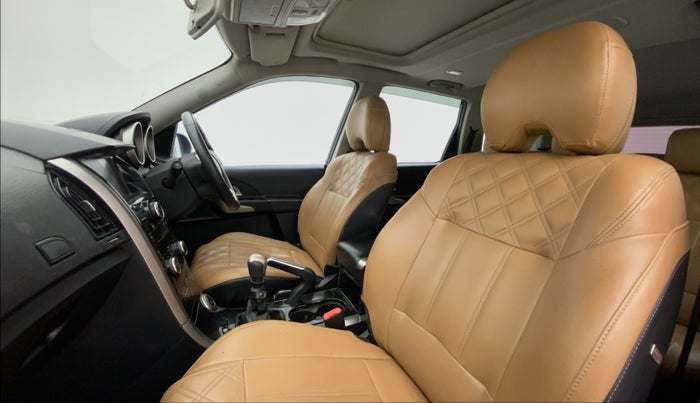 2019 Mahindra XUV500 W9, Diesel, Manual, 93,825 km, Right Side Front Door Cabin