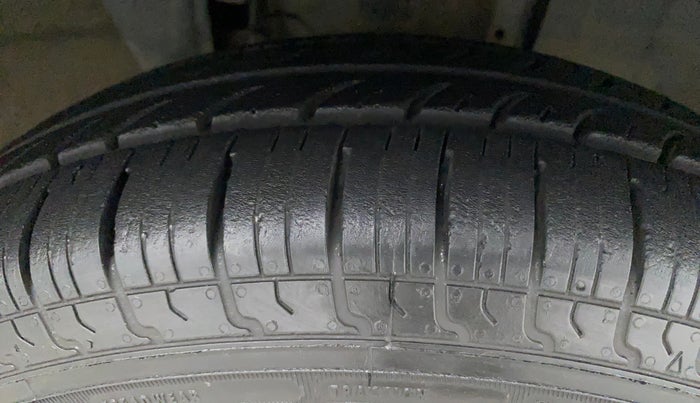 2019 Renault TRIBER RXT, Petrol, Manual, 46,277 km, Right Front Tyre Tread