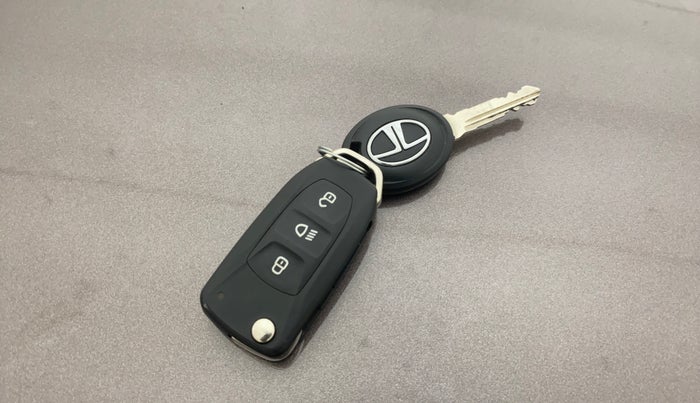 2018 Tata Tiago XZ PETROL, Petrol, Manual, 13,875 km, Key Close Up