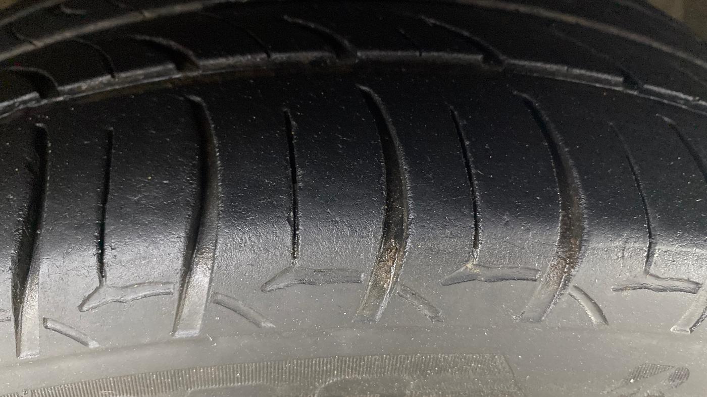 2020 Maruti Ciaz ALPHA  AT 1.5 SHVS PETROL, Petrol, Automatic, 79,719 km, Right Front Tyre Tread