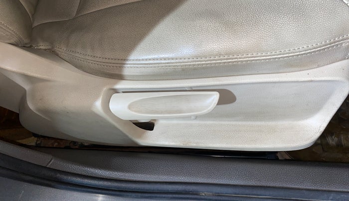 2013 Volkswagen Vento COMFORTLINE 1.6, Petrol, Manual, 83,663 km, Driver Side Adjustment Panel