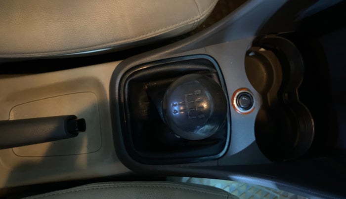 2013 Volkswagen Vento COMFORTLINE 1.6, Petrol, Manual, 83,663 km, Gear Lever