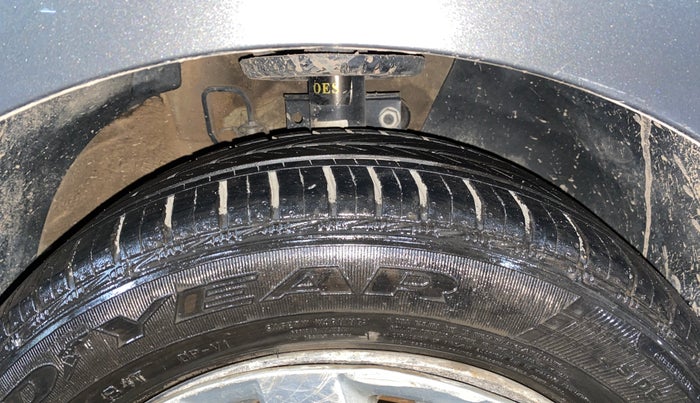 2013 Volkswagen Vento COMFORTLINE 1.6, Petrol, Manual, 83,663 km, Right Front Tyre Tread