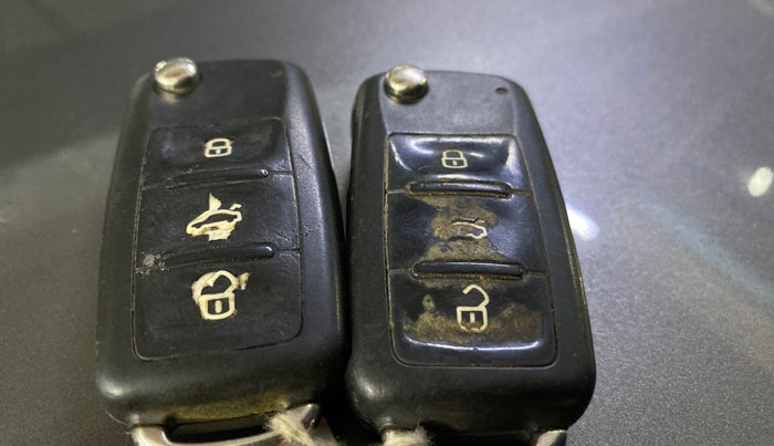 2013 Volkswagen Vento COMFORTLINE 1.6, Petrol, Manual, 83,663 km, Key Close Up