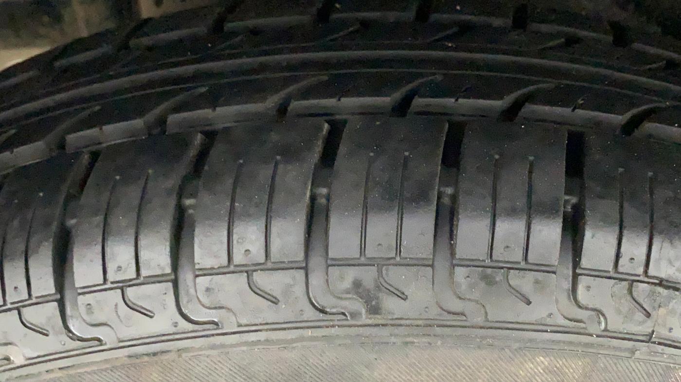 2017 Maruti Swift LXI (O), Petrol, Manual, 13,753 km, Right Rear Tyre Tread