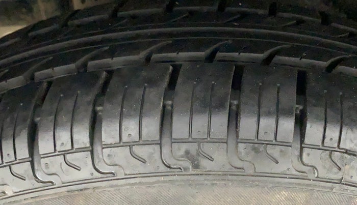 2017 Maruti Swift LXI (O), Petrol, Manual, 13,753 km, Right Rear Tyre Tread