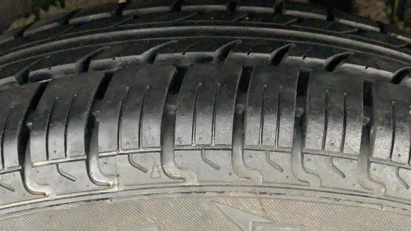 2017 Maruti Swift LXI (O), Petrol, Manual, 13,753 km, Left Rear Tyre Tread