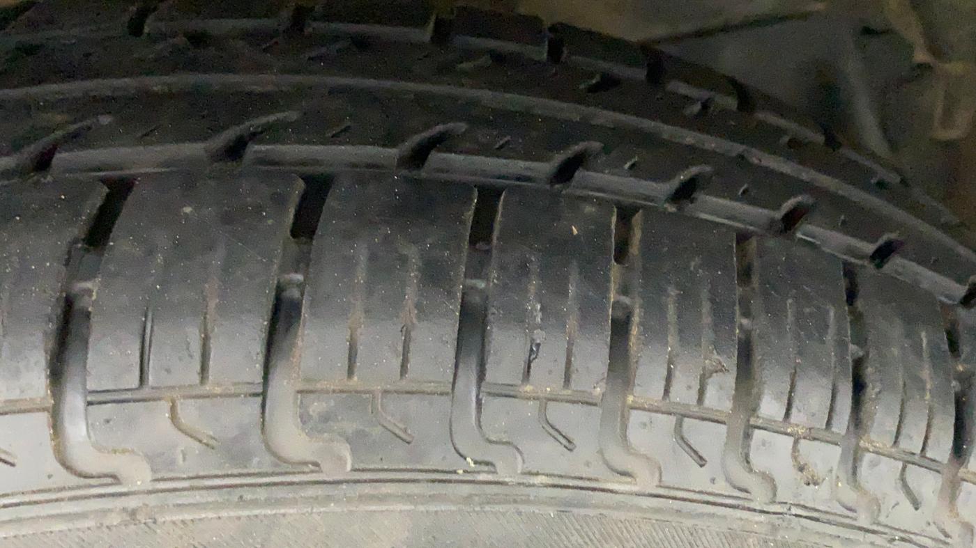 2017 Maruti Swift LXI (O), Petrol, Manual, 13,753 km, Right Front Tyre Tread