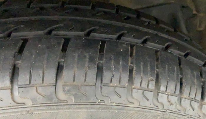 2017 Maruti Swift LXI (O), Petrol, Manual, 13,753 km, Right Front Tyre Tread