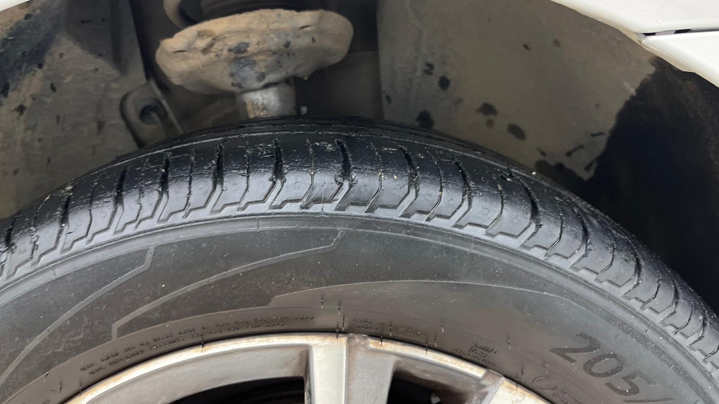 2023 Skoda SLAVIA STYLE 1.0L TSI AT, Petrol, Automatic, 42,661 km, Right Front Tyre Tread