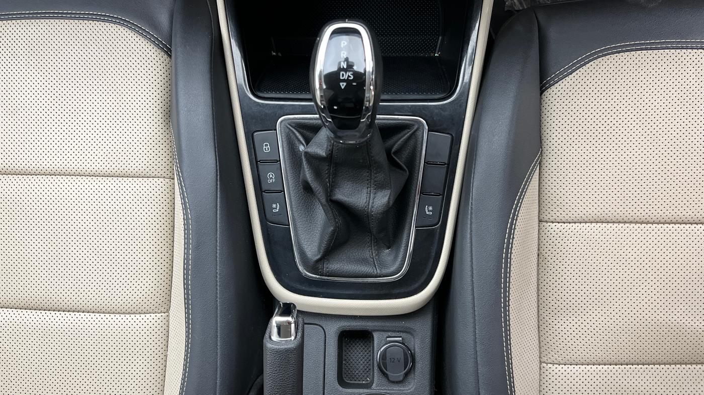 2023 Skoda SLAVIA STYLE 1.0L TSI AT, Petrol, Automatic, 42,661 km, Gear Lever