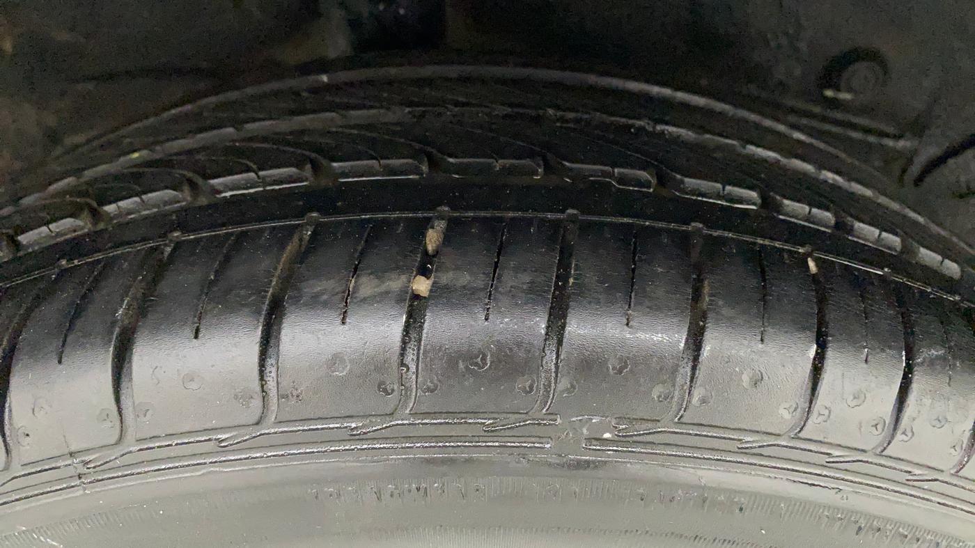 2013 Toyota Etios G, Petrol, Manual, 1,16,338 km, Right Rear Tyre Tread