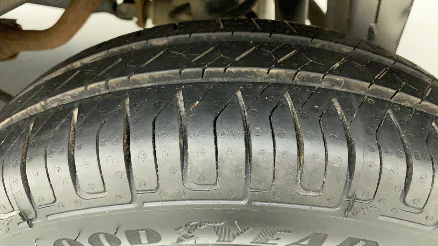 2017 Maruti Eeco 5 STR, Petrol, Manual, 29,145 km, Left Rear Tyre Tread