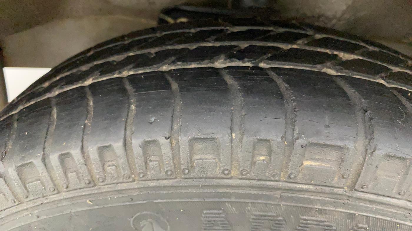 2017 Maruti Eeco 5 STR, Petrol, Manual, 29,145 km, Left Front Tyre Tread